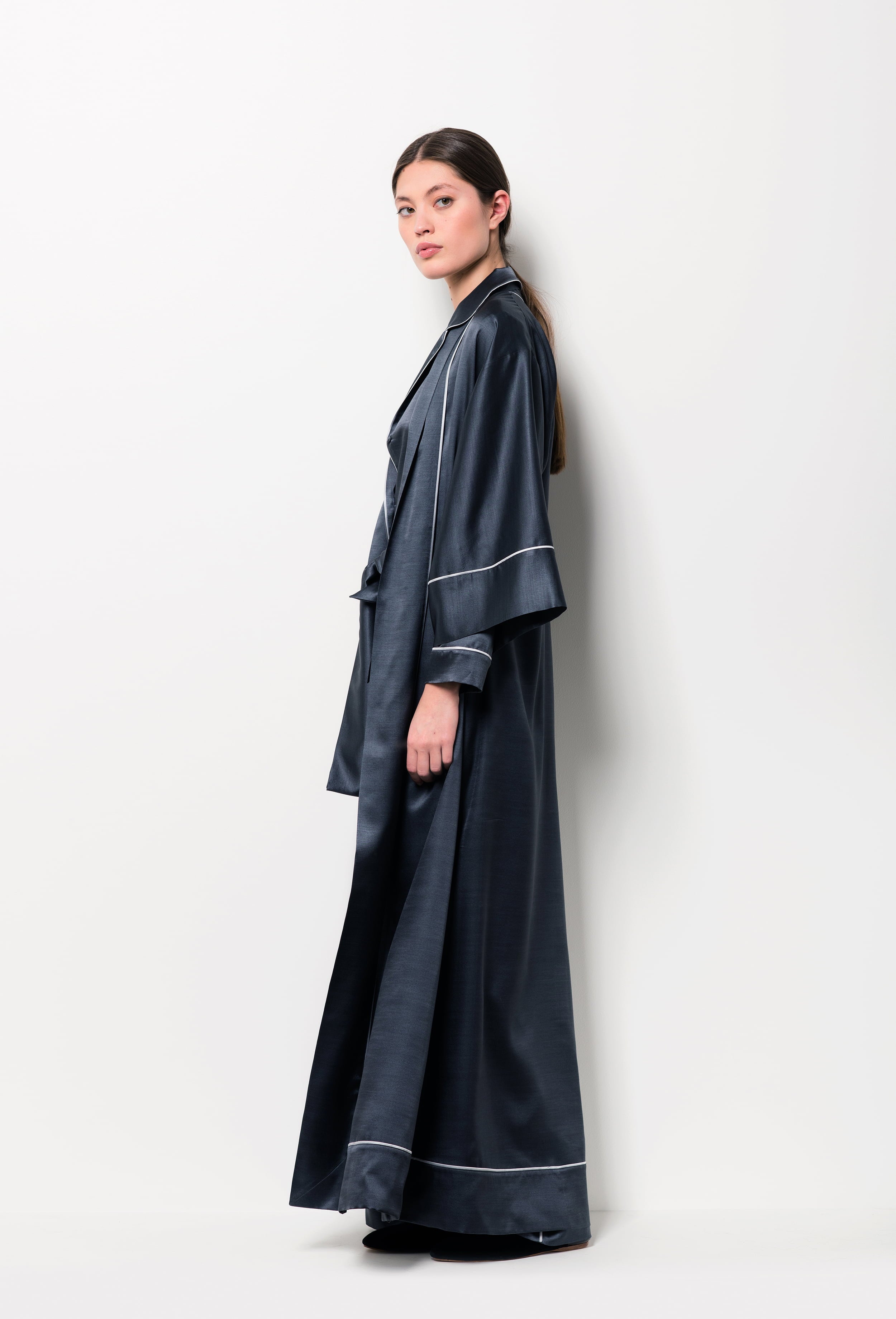 Enter Carine Gilson's world and the most beautiful silk lingerie with the Winter 2026-27 collection with this Long Kimono Classic Sleeves Large Collar in DarkGrey with contrast Silk 