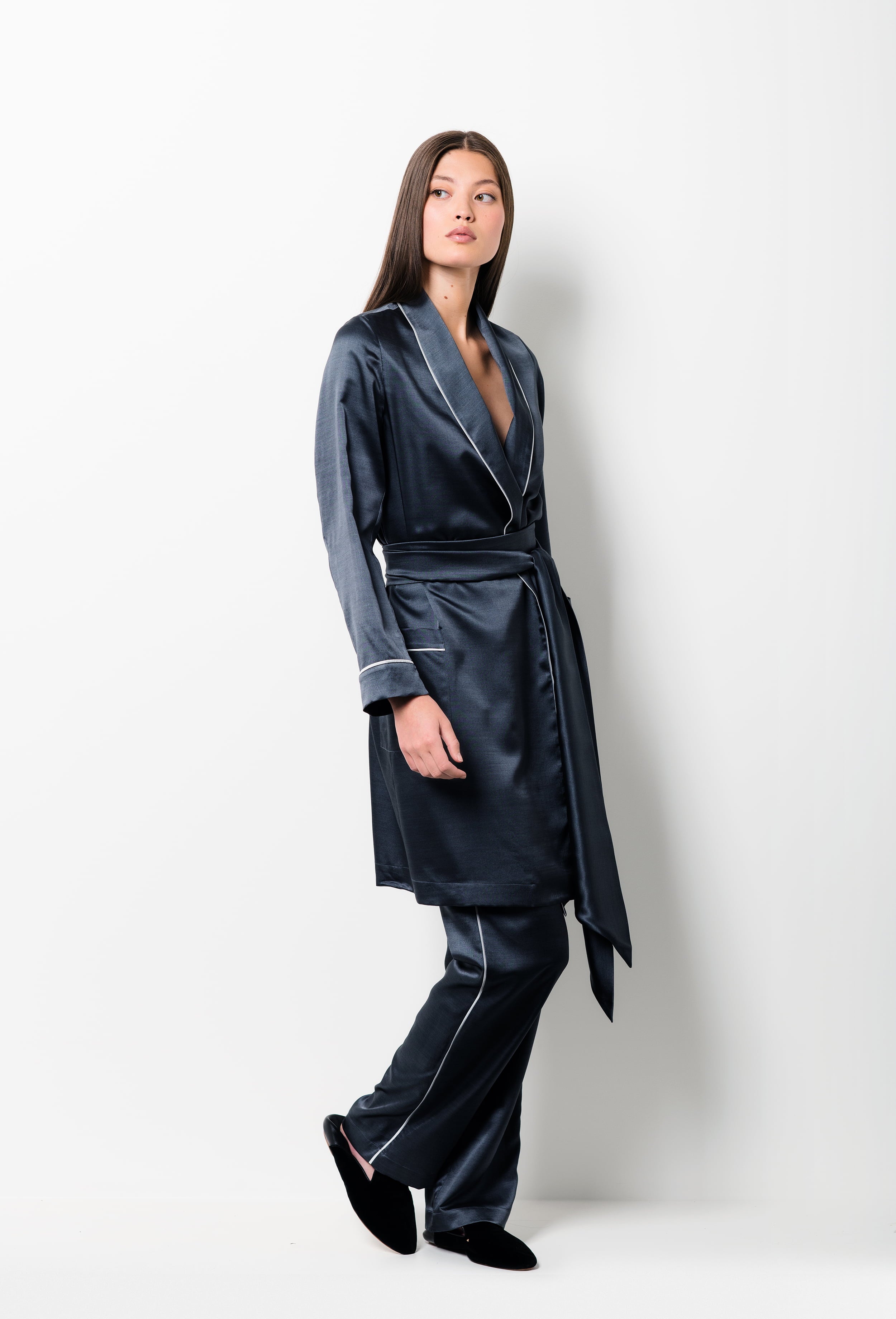 Made of silk and wool, explore the lingerie collection Winter 2026-27 from the house Carine Gilson with this Robe Classic Style 3/4 Length in DarkGrey with contrast Silk 