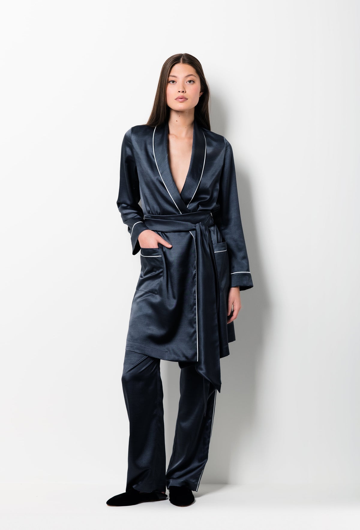 Made of silk and wool, explore the lingerie collection Winter 2026-27 from the house Carine Gilson with this Robe Classic Style 3/4 Length in DarkGrey with contrast Silk 