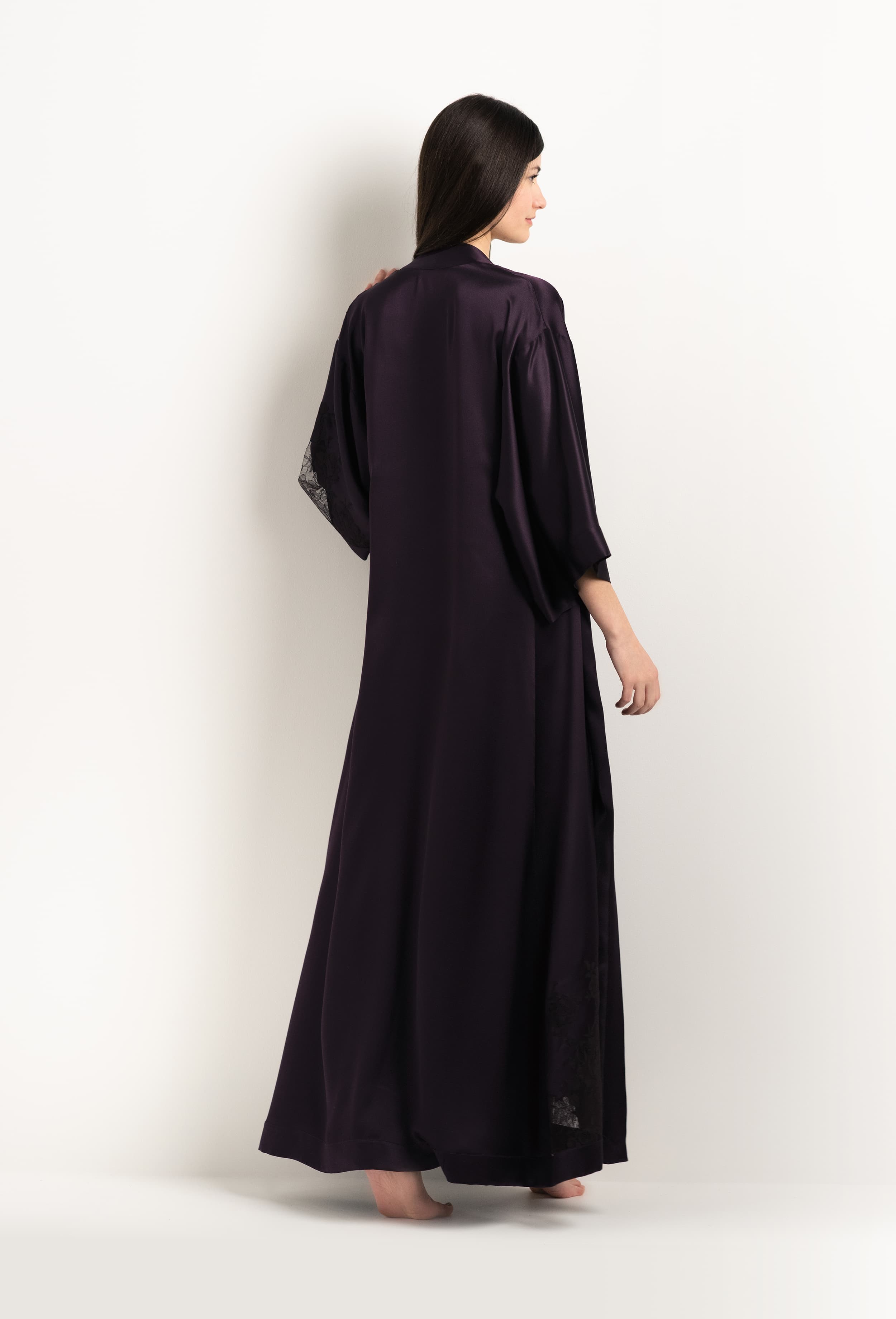 Discover the 2025 Winter collection of lingerie couture from the house Carine Gilson with this Long Kimono Classic Sleeves in Plum Silk with Ebony lace