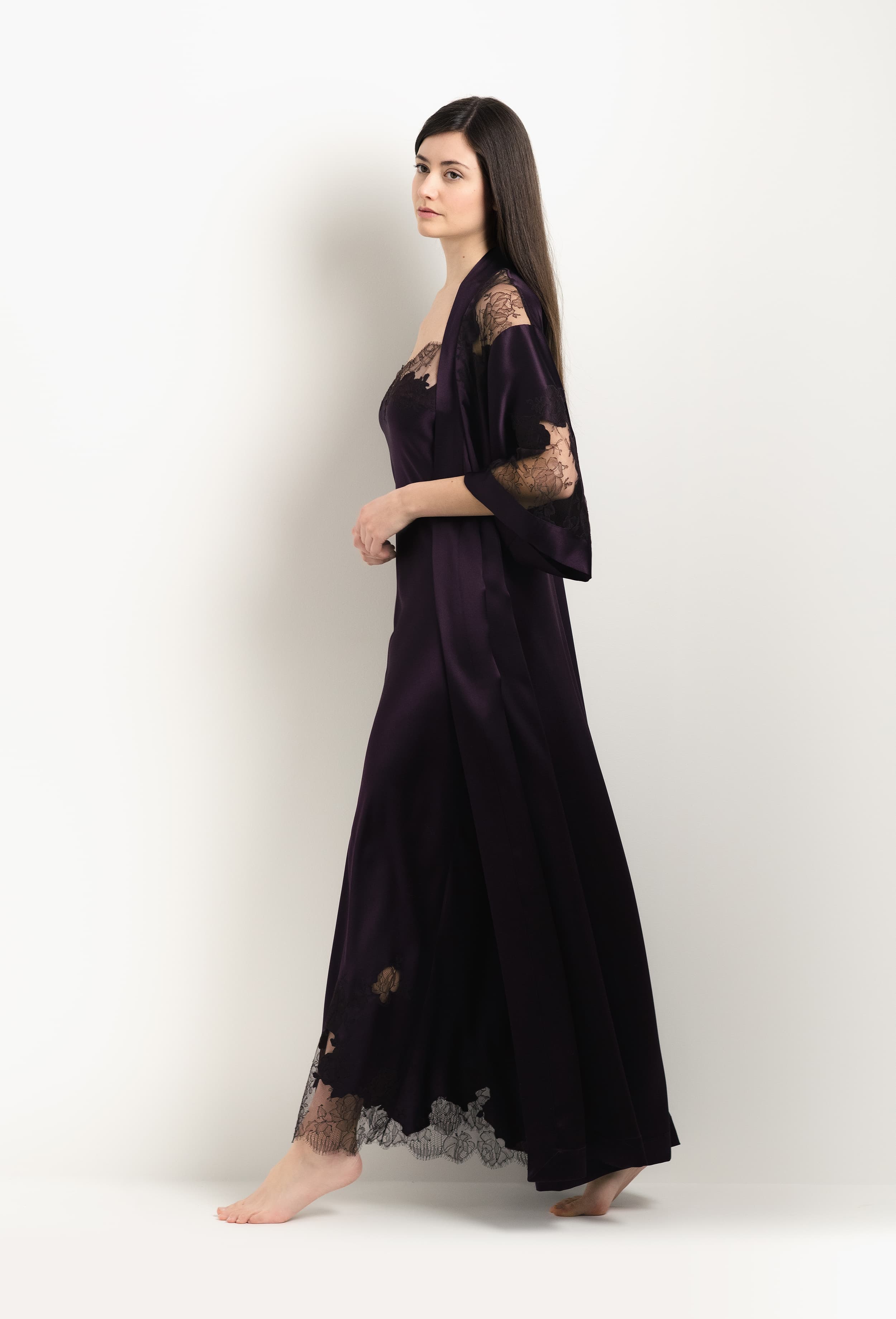 Discover the 2025 Winter collection of lingerie couture from the house Carine Gilson with this Long Kimono Classic Sleeves in Plum Silk with Ebony lace