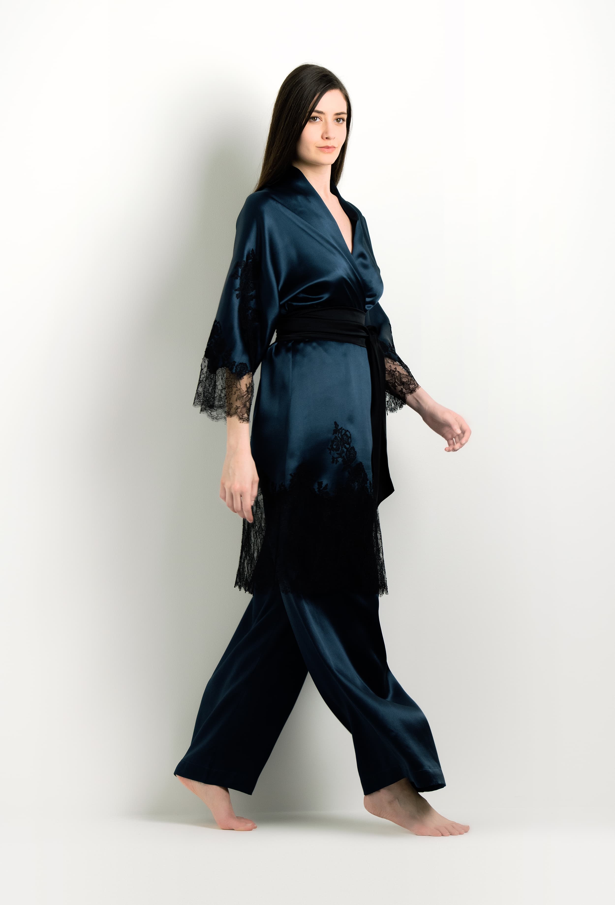 Enjoy the 2024 winter collection of lingerie couture from the house Carine Gilson with this Kimono Raglan Style in dark blue Silk with Black lace