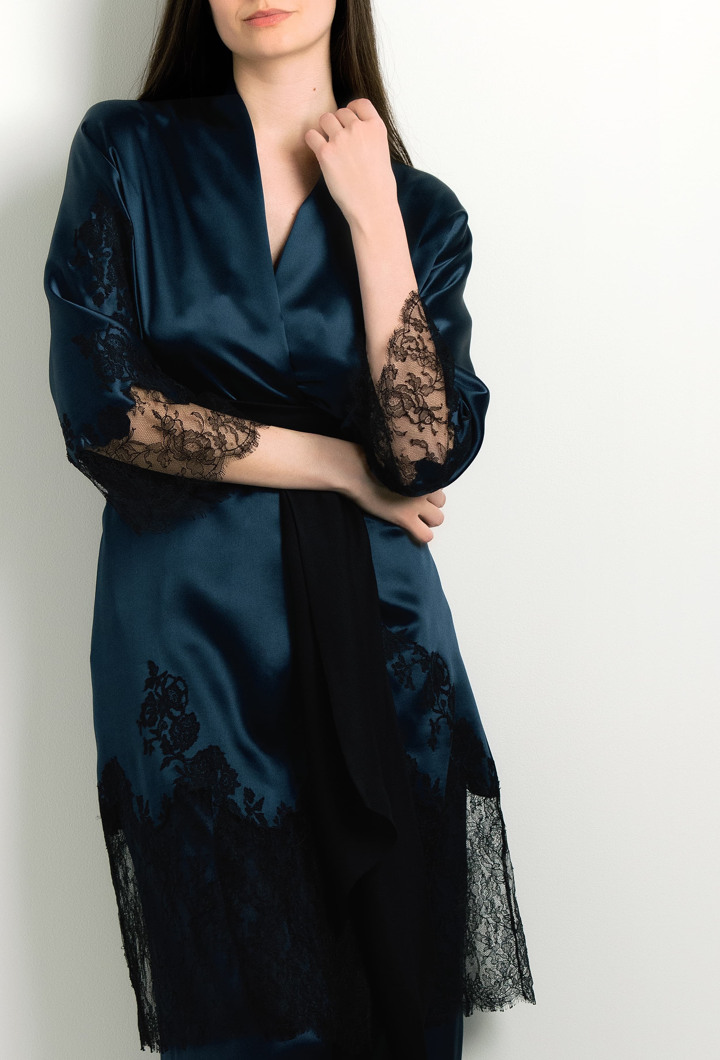 Enjoy the 2024 winter collection of lingerie couture from the house Carine Gilson with this Kimono Raglan Style in dark blue Silk with Black lace