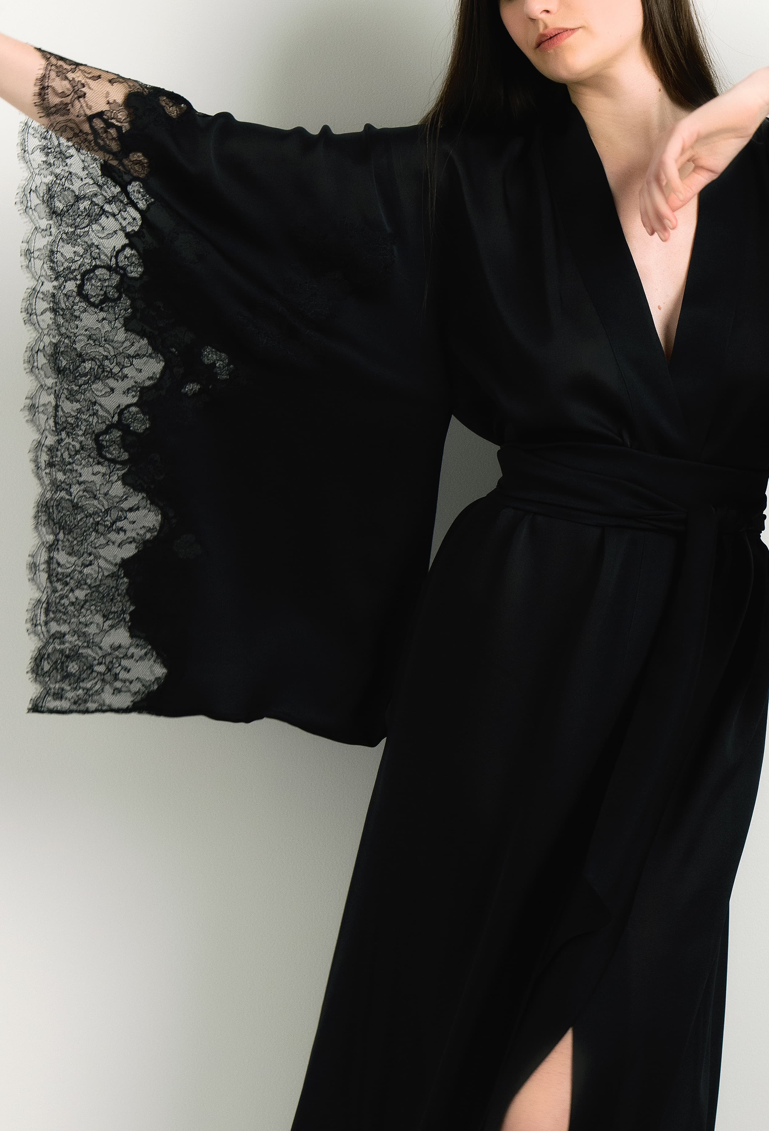 carine gilson Kimono long en soie noire légère et dentelle Elisa noire