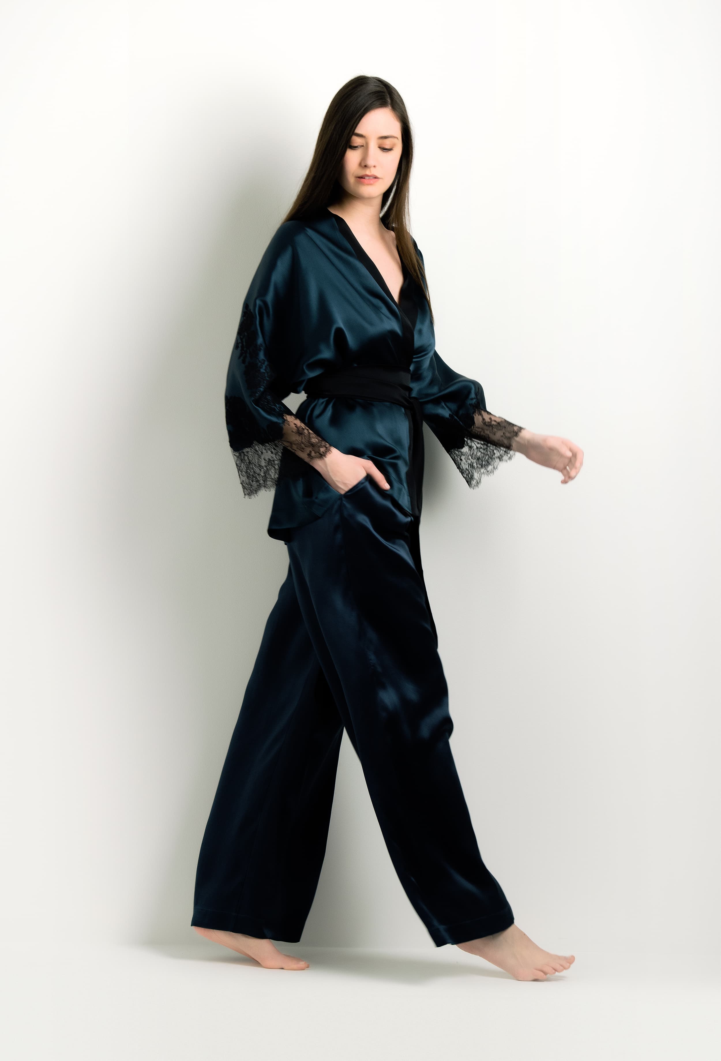 Enter Carine Gilson's world and the most beautiful silk lingerie with the 2024 winter collection and this Short Kimono Raglan Style in dark blue Silk with Black lace