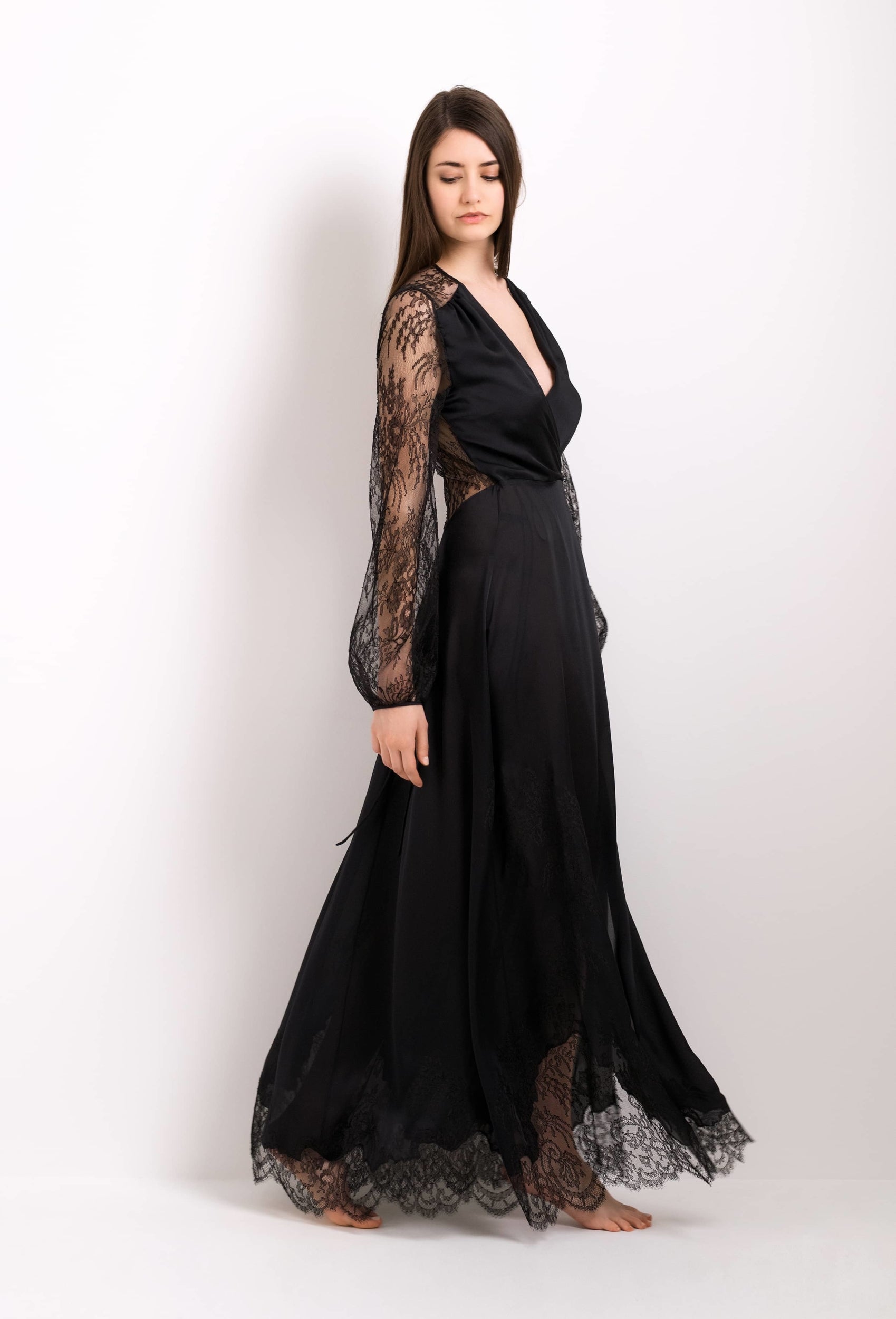 Discover the Winter 2022-23 collection from the house Carine Gilson with this Long Déshabillé Cache-Coeur Style in Black Silk and lace