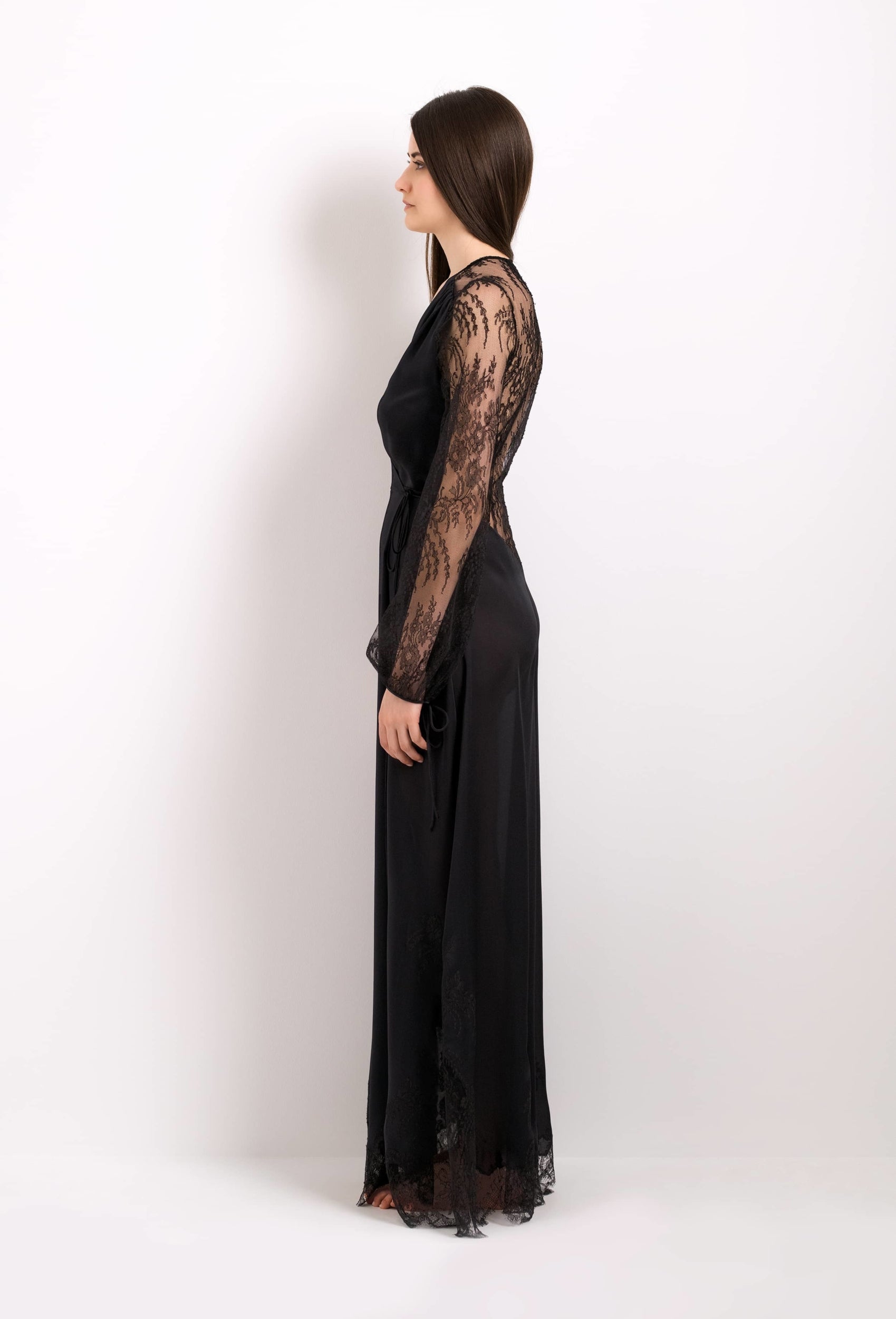 Discover the Winter 2022-23 collection from the house Carine Gilson with this Long Déshabillé Cache-Coeur Style in Black Silk and lace