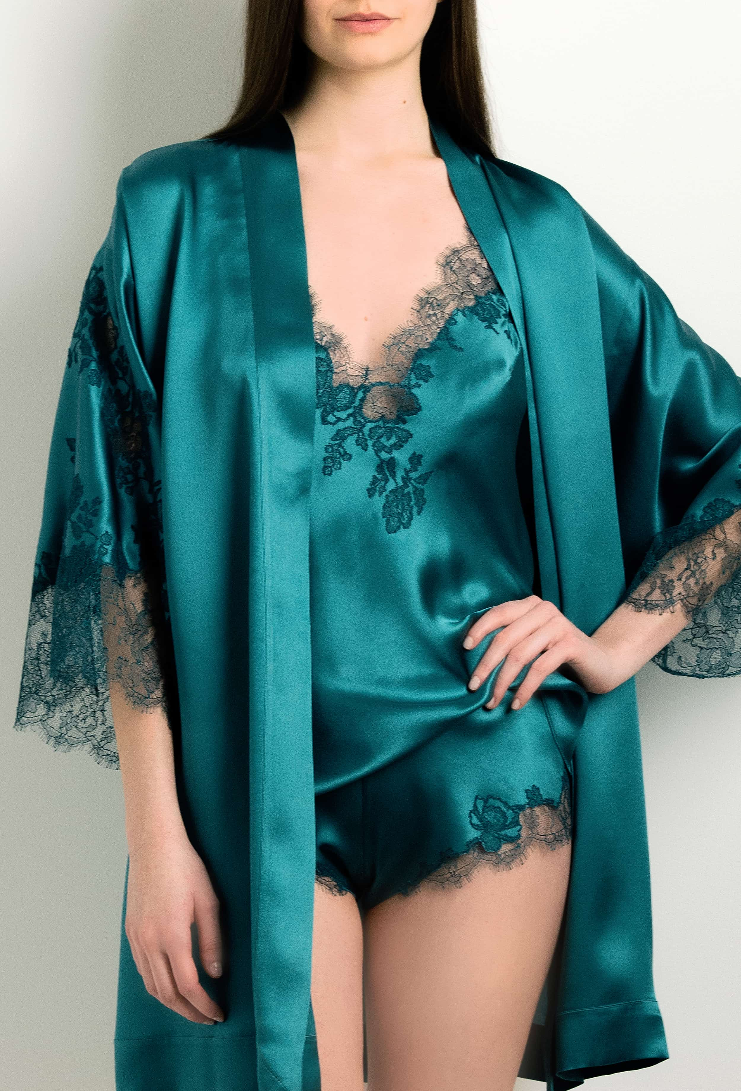 Enjoy the 2024 winter collection of lingerie couture from the house Carine Gilson with this Short Kimono Classic Sleeves in blue Silk with emerald green lace