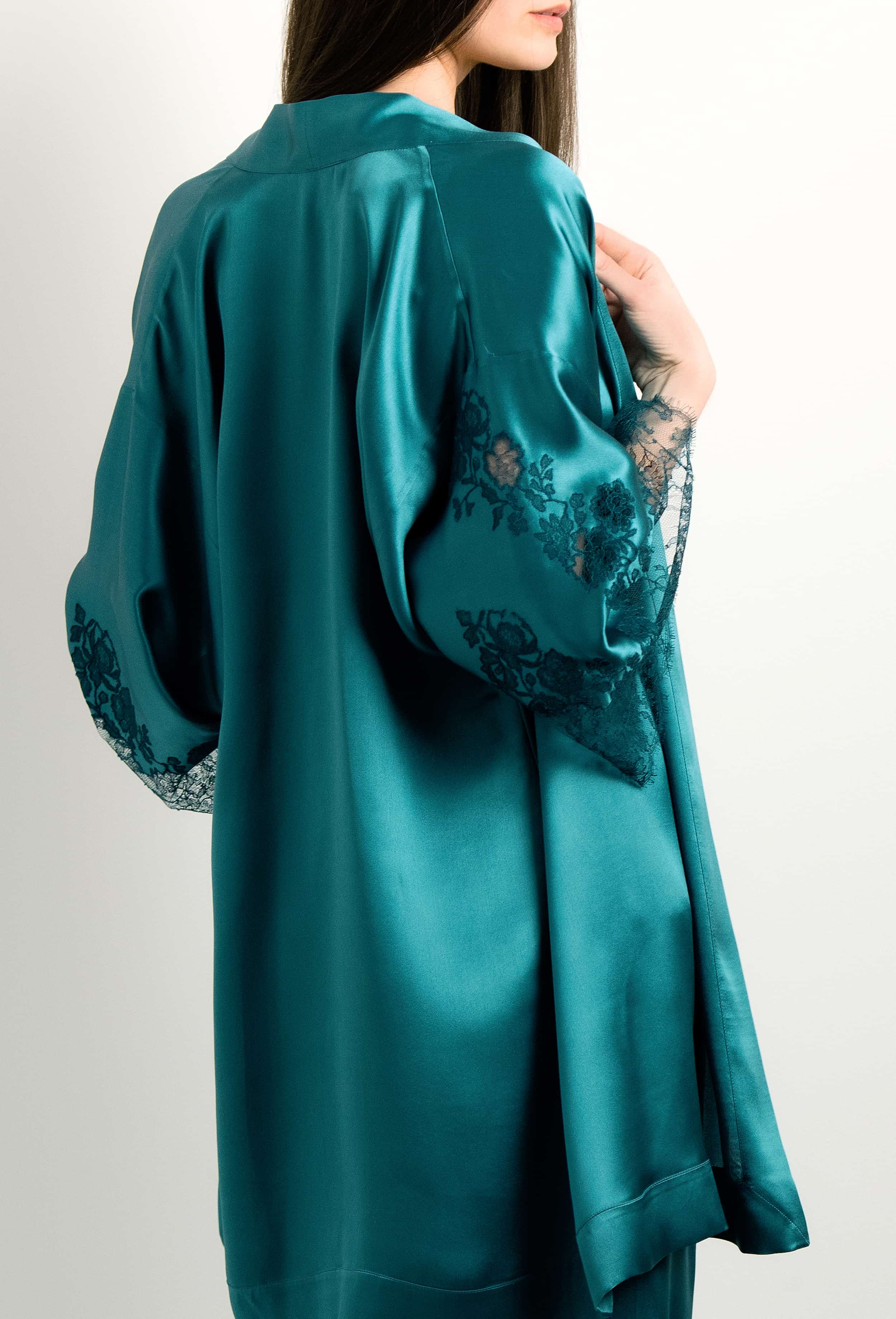 Enjoy the 2024 winter collection of lingerie couture from the house Carine Gilson with this Short Kimono Classic Sleeves in blue Silk with emerald green lace