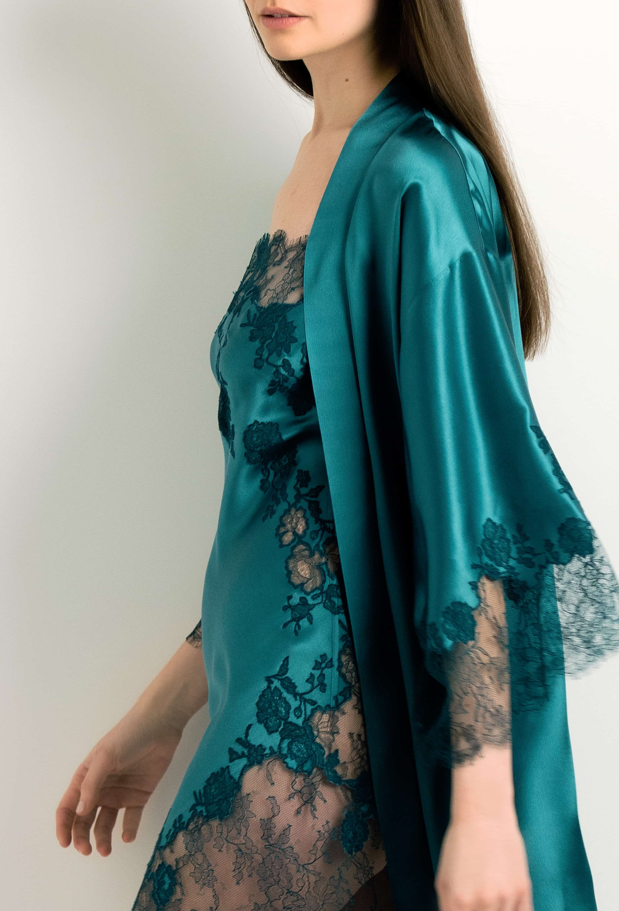 Enjoy the 2024 winter collection of lingerie couture from the house Carine Gilson with this Short Kimono Classic Sleeves in blue Silk with emerald green lace