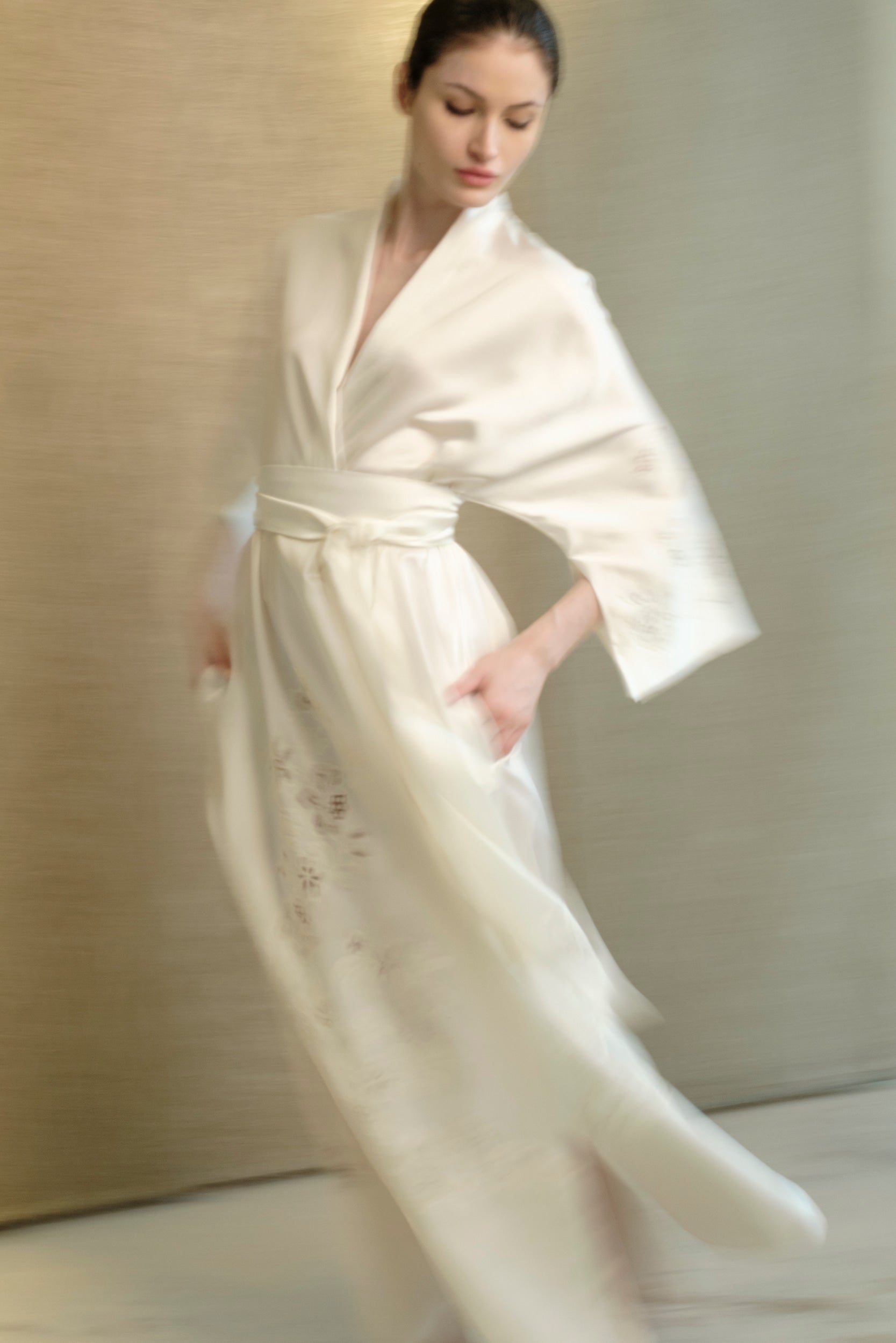 The 2026 Cruise collection from the house Carine Gilson - The most beautiful silk loungewear to be discovered with this long kimono in natural silk  with natural lace