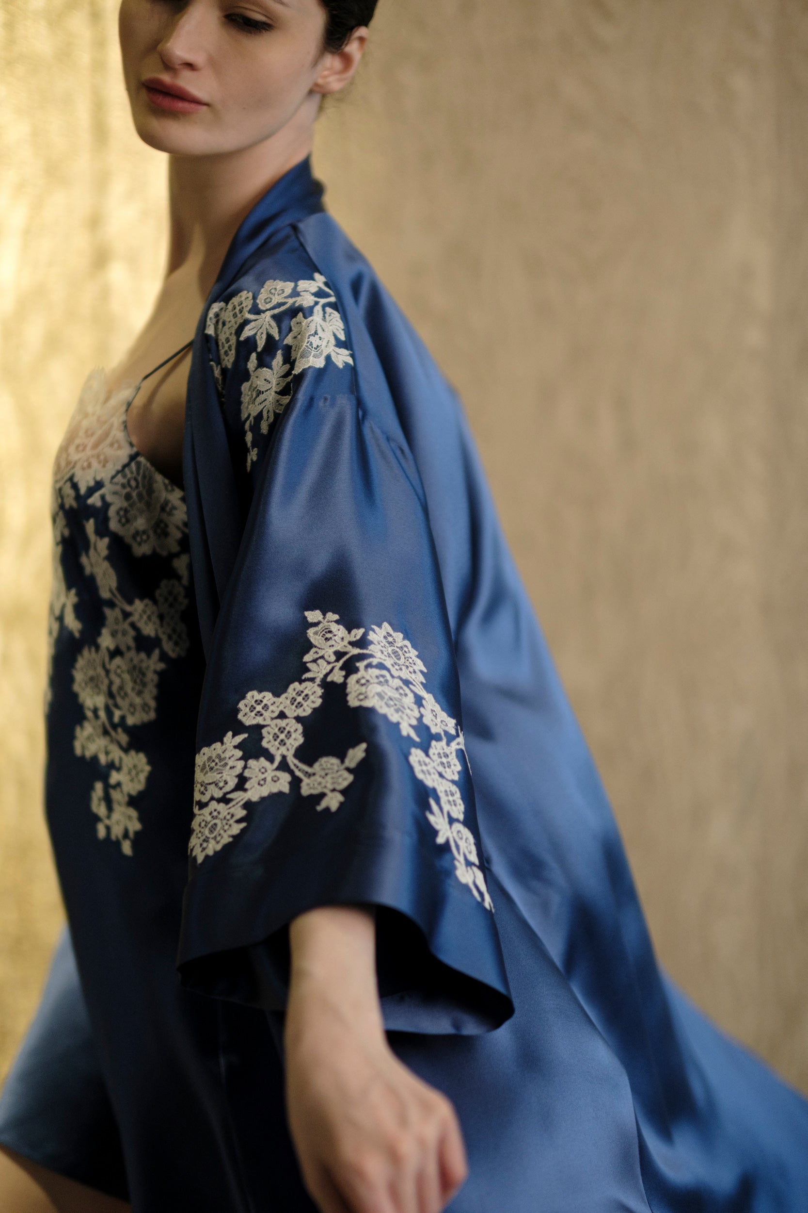 Be seduced by Carine Gilson most beautiful silk and lace collection with this Long Kimono Classic Sleeves in Azur Silk  with Natural lace