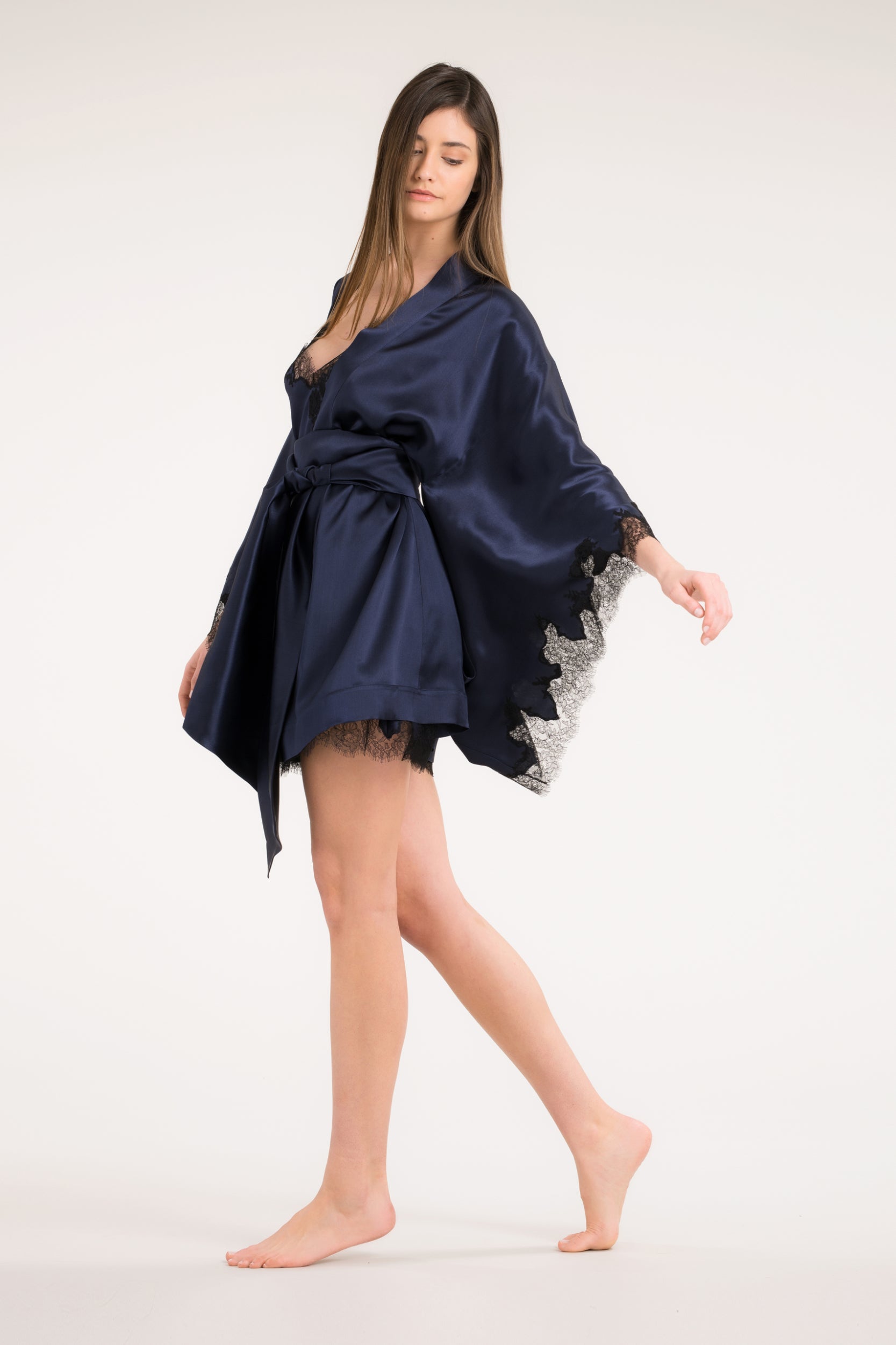 carine gilson Kimono court en satin de soie MarineBlue et dentelle de Caudry
