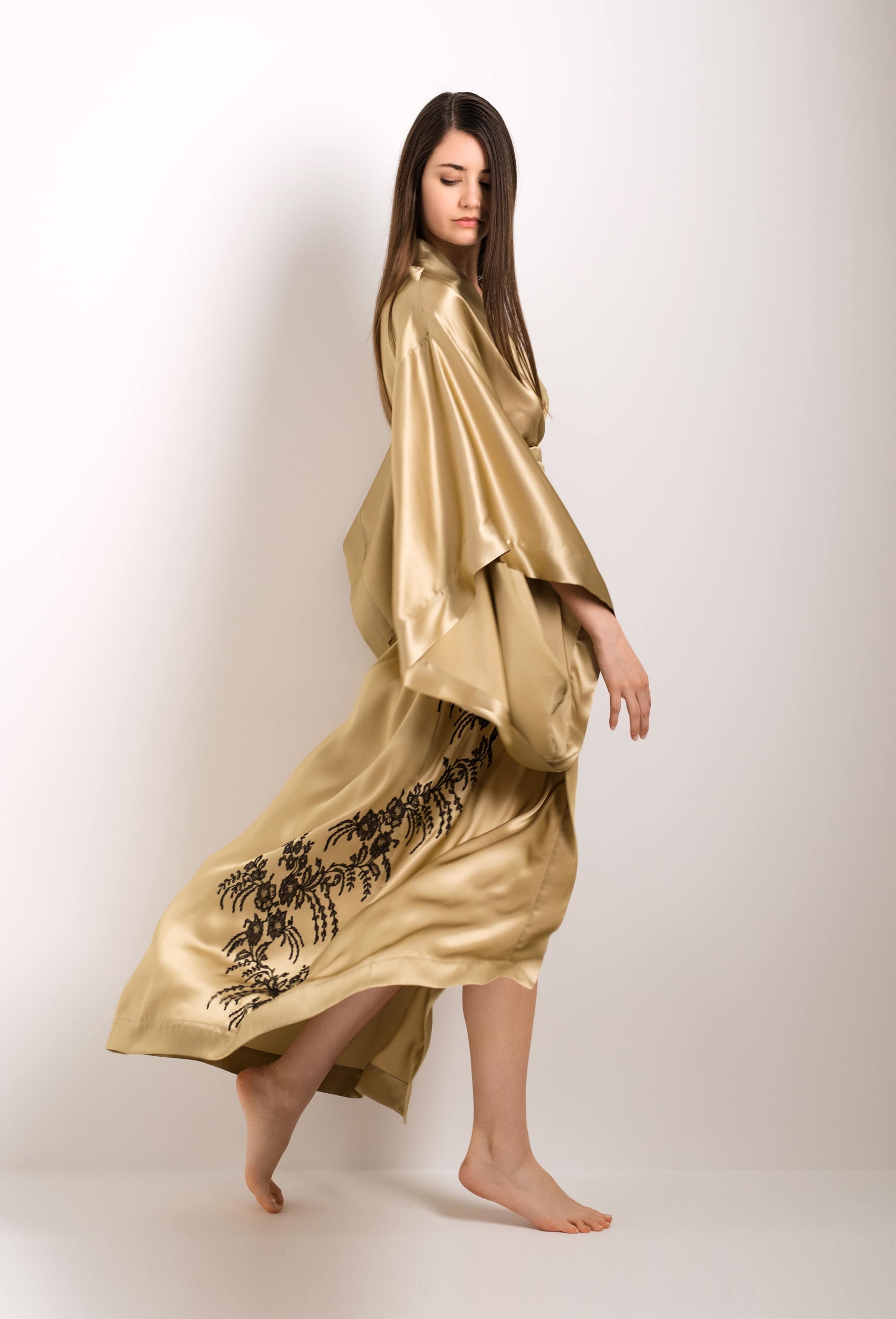 Long silk kimono - gold and black Venise Caudry lace - Carine Gilson
